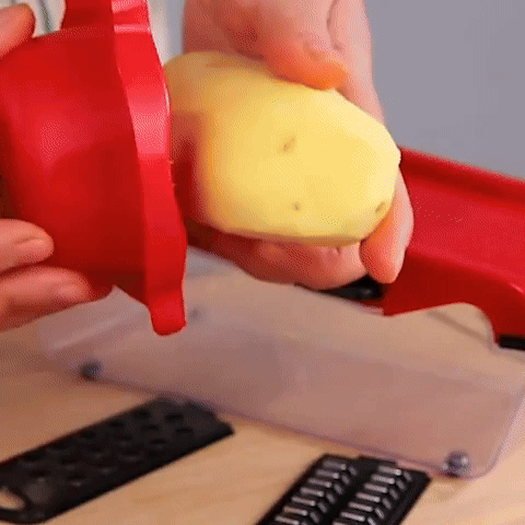 Animation GIF montrant l'utilisation du coupe-légumes Multivit rouge par un chef et des enfants pour préparer légumes variés en cuisine