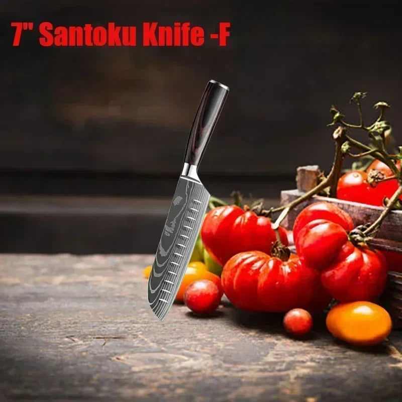 Couteau Santoku japonais Damas planté verticalement avec tomates fraîches