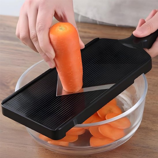 Mandoline tranchant une carotte en rondelles