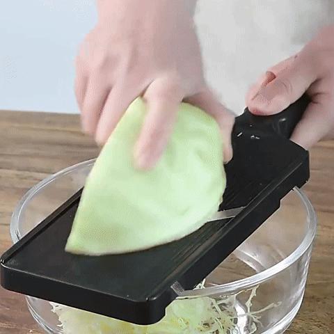 Animation montrant la mandoline coupant du chou blanc et le résultat obtenu