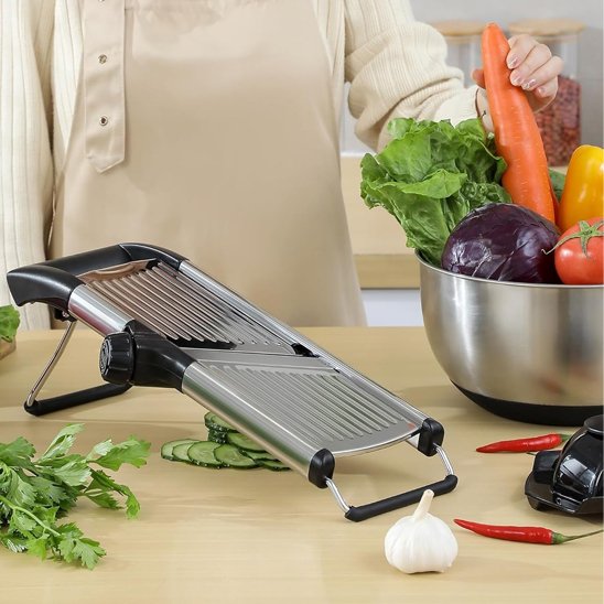 Mandoline japonaise sur plan de travail avec légumes frais