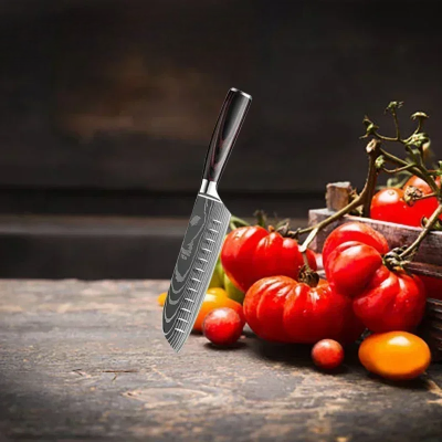 Couteau Santoku japonais Damas avec motif gravé et tomates fraîches