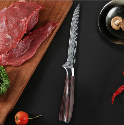Couteau à désosser japonais Damas avec viande crue et tomates