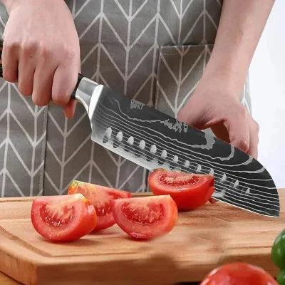 Chef utilisant couteau Santoku japonais Damas pour trancher tomate