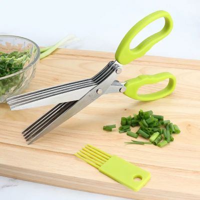 MultiLayersScissor™ Vert Clair - ciseaux cuisine 5 lames découpe oignon vert en action