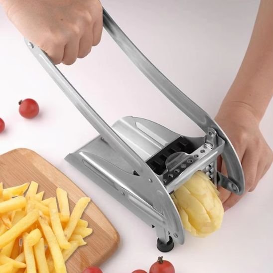Utilisation du coupe-frites pour préparer des frites maison