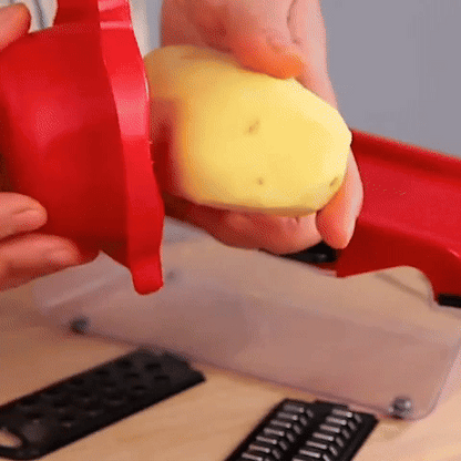 Animation GIF montrant l'utilisation du coupe-légumes Multivit rouge par un chef et des enfants pour préparer légumes variés en cuisine