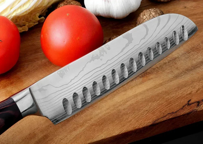 Couteau Santoku japonais Damas avec manche bois et légumes