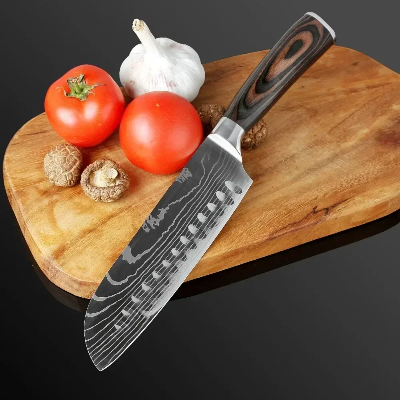 Couteau Santoku japonais Damas sur planche bois avec légumes frais