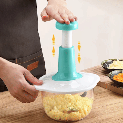 Animation montrant l'utilisation du hachoir manuel triple lames pour hacher des légumes et divers aliments