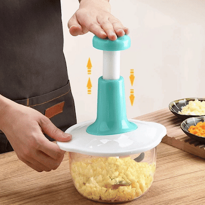 Animation montrant l'utilisation du hachoir manuel triple lames pour hacher des légumes et divers aliments