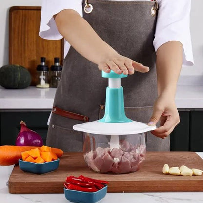 Hachoir manuel triple lames, le chef hache des cubes de viande en actionnant le piston