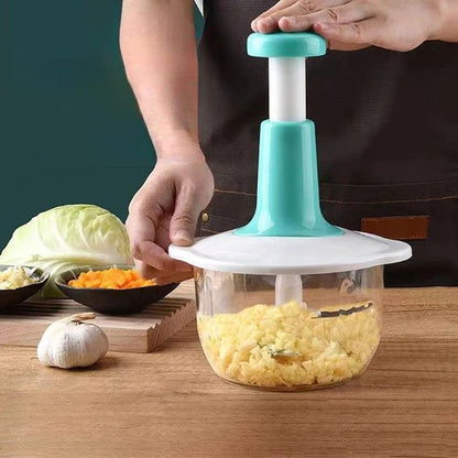 Hachoir manuel triple lames en train de hacher des cubes de fromage