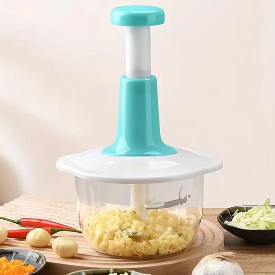 Hachoir Manuel et présenté seul dans sa cuve, on peut voir des cubes de pommes de terre hachées