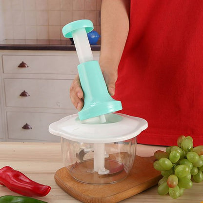 Hachoir manuel triple lames, cuve vide à côté avec une belle grappe de raisin blanc et un beau piment rouge