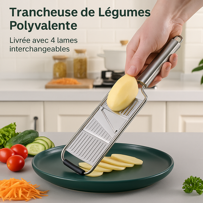 Main tenant une mandoline et coupe legumes polyvalente en inox avec quatre lames interchangeables, tranchant une pomme de terre au-dessus d'une assiette verte, légumes frais en arrière-plan sur plan de travail de cuisine
