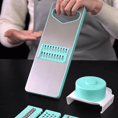 Mandoline multi-lames en action - démonstration des différentes coupes de légumes (carottes, courgettes, gingembre)