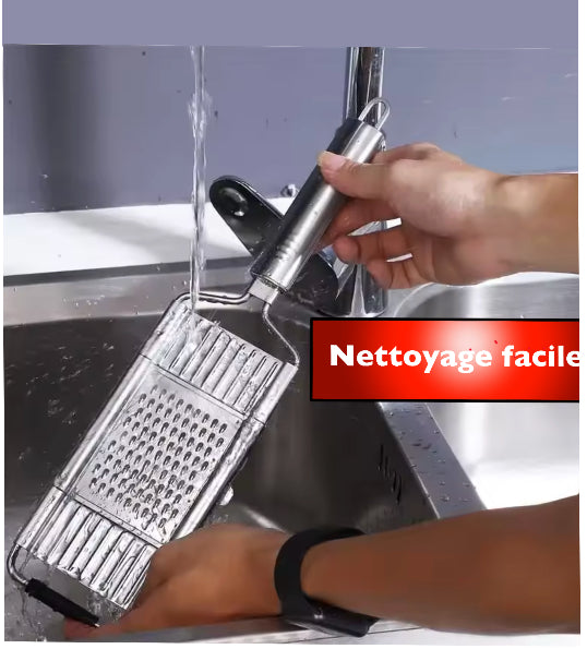Mains rinçant une mandoline et coupe legumes en inox sous l'eau du robinet, démonstration du nettoyage facile avec texte "Nettoyage facile" sur etiquette rouge