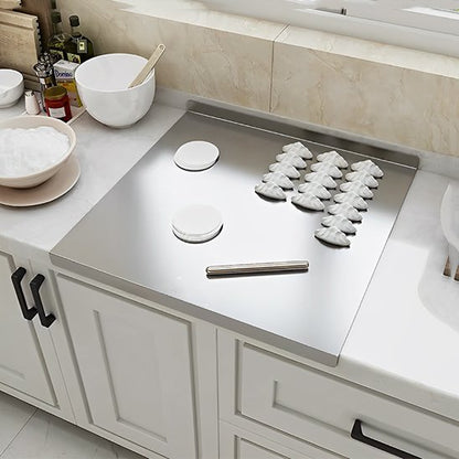 Planche à découper inoxidable on peut voir des cercles de pâte de croissants maison en préparation