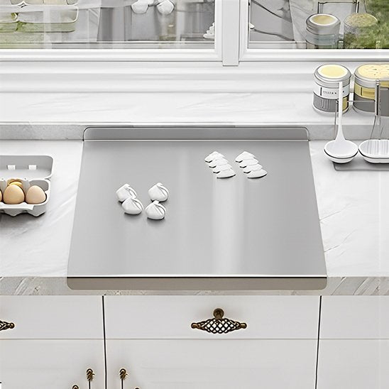 Planche à découper inox avec petits gâteaux en préparation