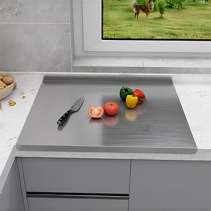 Planche à découper inoxidable avec rebords, couteau de chef et poivrons colorés