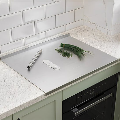 Planche à découper inox - préparation de raviolis maison avec ciboulette