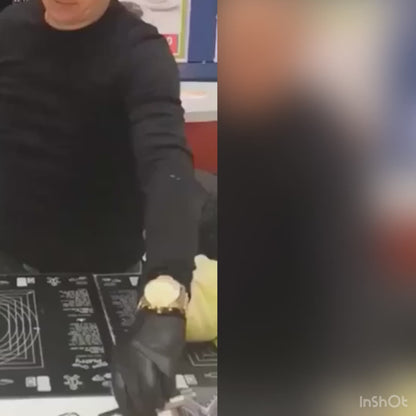 Démonstration complète de la mandoline et coupe légumes : homme avec gants noirs éminçant du chou blanc, coupant des rondelles de courgettes et pommes de terre, et râpant du fromage - 3min08s