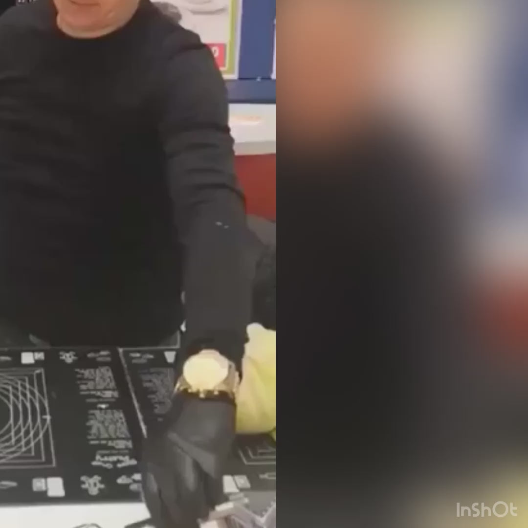 Démonstration complète de la mandoline et coupe légumes : homme avec gants noirs éminçant du chou blanc, coupant des rondelles de courgettes et pommes de terre, et râpant du fromage - 3min08s