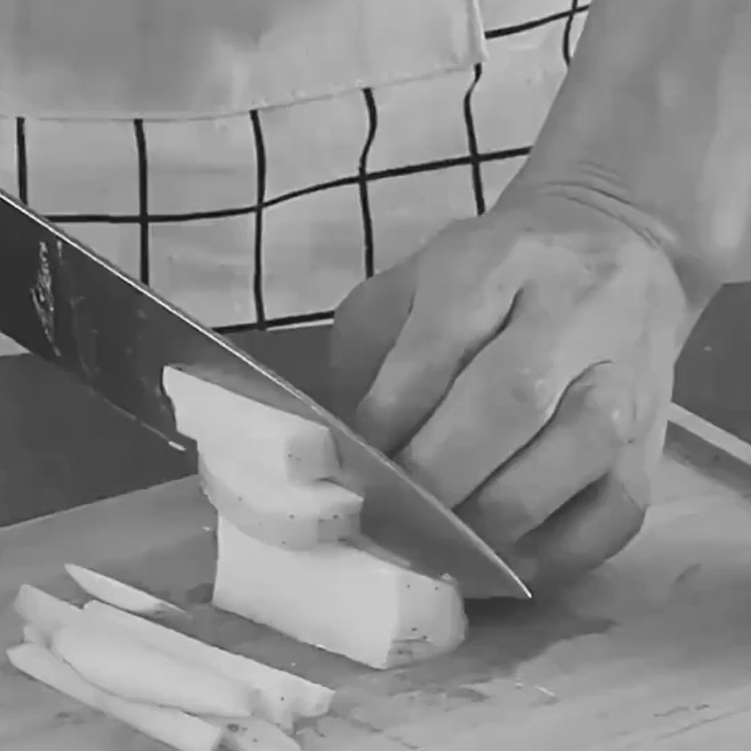 Animation du coupe-frites coupant pomme de terre, concombre et carotte