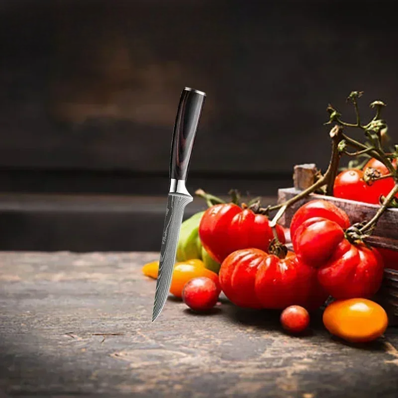 Couteau à désosser japonais Damas vertical avec tomates fraîches